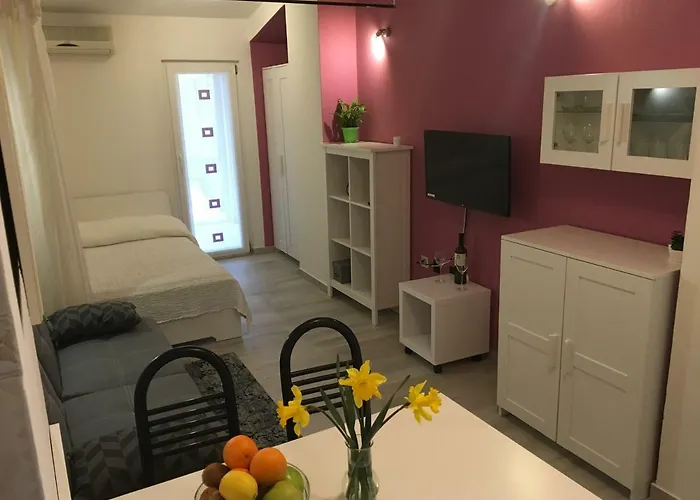 Martina ---80m From The Sea--- * Πούλα